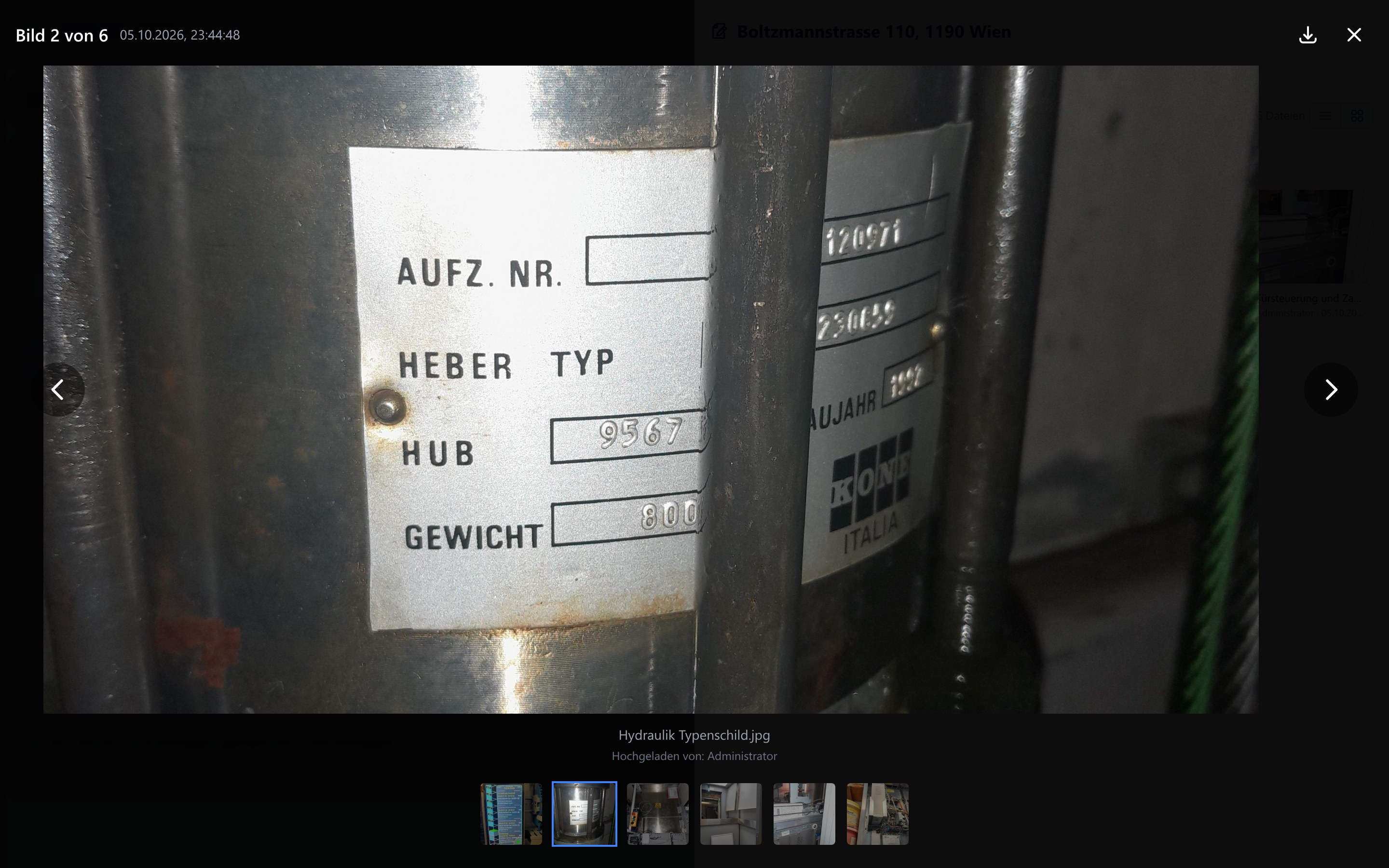 Bildergalerie mit Zoom, um Typenschild und Seriennummer lesbar zu machen